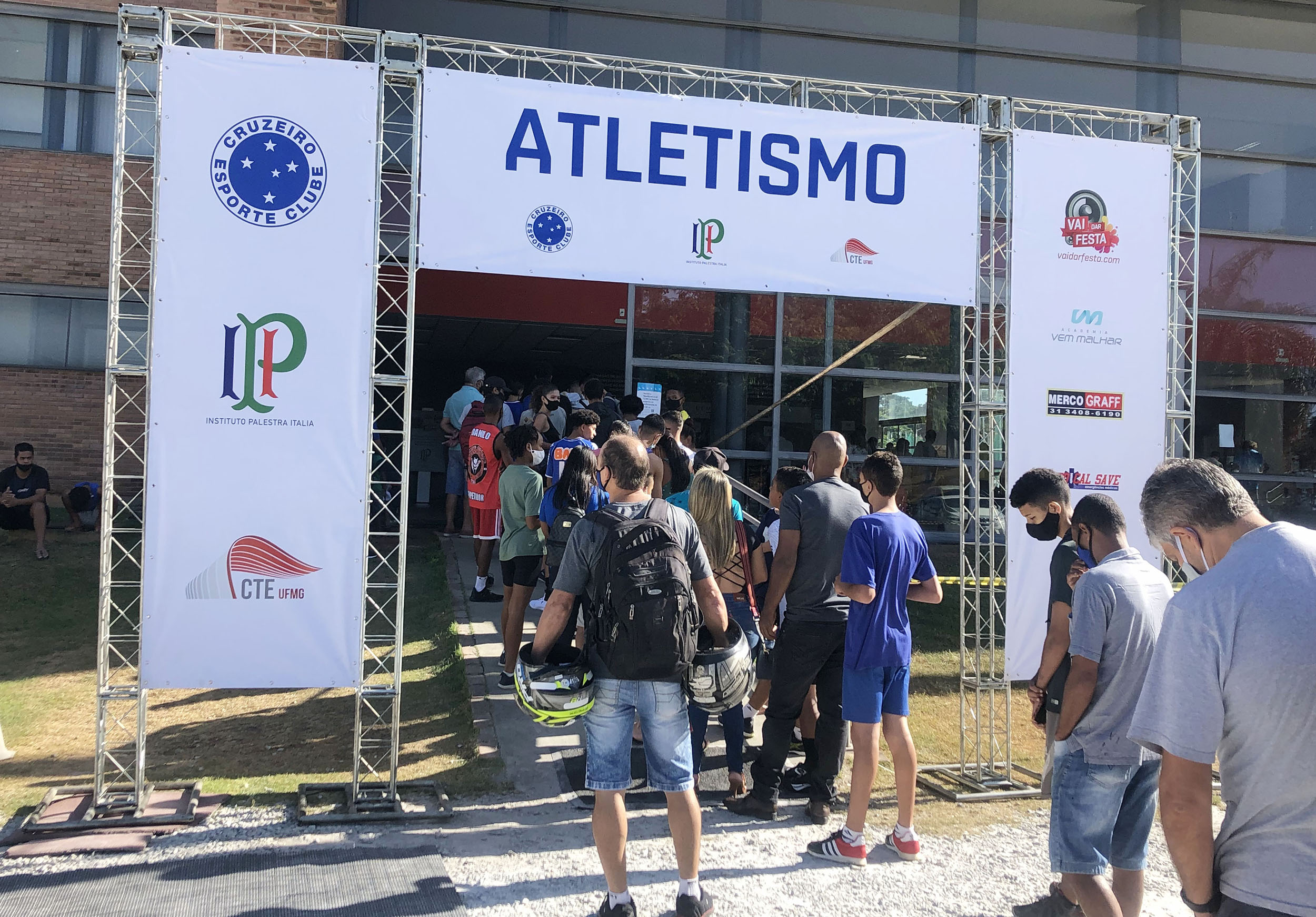 Seletiva Especial de Atletismo do Cruzeiro/CTE/IPITA reúne centenas de crianças e jovens
